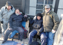 Policías se encadenaron frente a Casa de Gobierno y profundizaron el reclamo salarial en Santa Cruz
